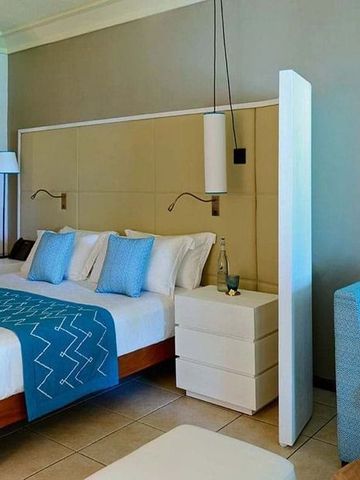 Luxuszimmer mit Strandblick und stilvollen blauen Akzenten