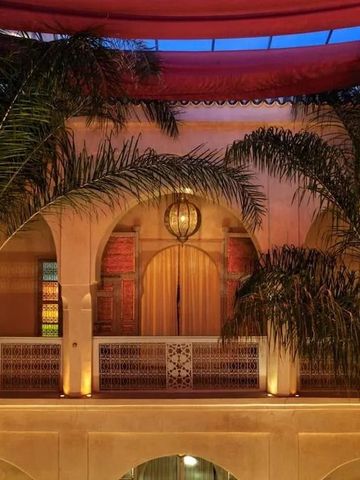 Abendbeleuchteter Innenhof mit Bogenarchitektur und Palmen im Hotel AnaYela