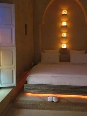 Gemütliches Hotelzimmer mit stilvollem Licht und bunten Fenstern im AnaYela