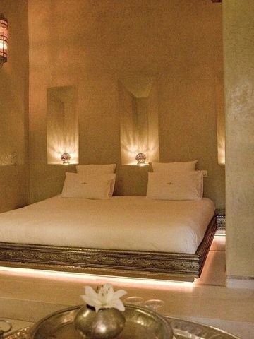 Elegantes Hotelzimmer mit stilvollen Lampen und orientalischer Dekoration