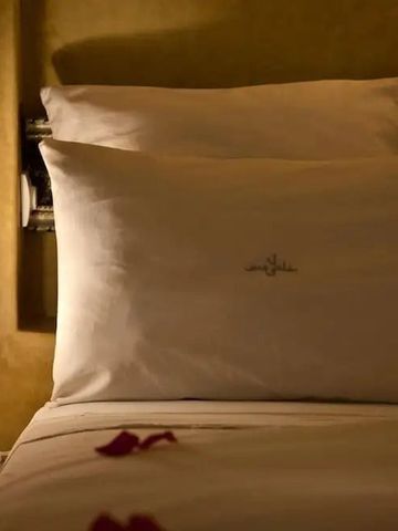 Elegantes Bett mit dekorativer Laterne im Hotelzimmer