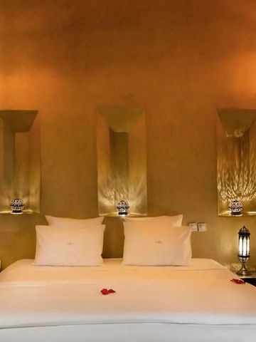 Luxuriöses Hotelbett mit weichen Kissen und dezenter Beleuchtung