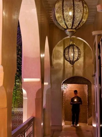 Erleuchteter Gang mit klassischen marokkanischen Lampen