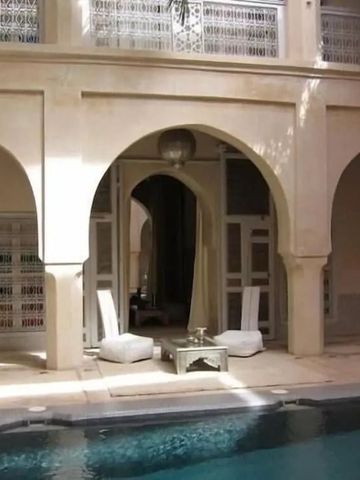 Ruhiger Innenhof mit Pool und dekorativen Bögen