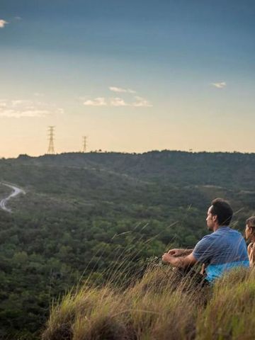 Personen genießen die Aussicht auf die Berge bei Sonnenuntergang