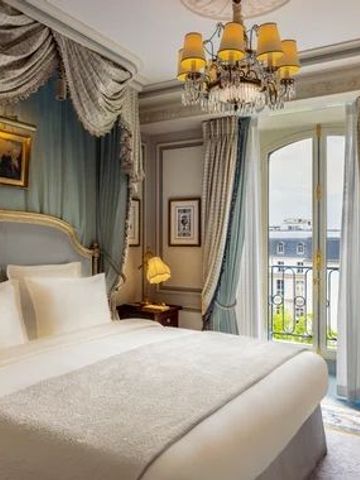 Luxuszimmer im klassisch französischen Stil mit Balkon und opulentem Dekor
