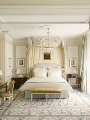 Geräumiges, helles Schlafzimmer mit eleganten Säulen und luxuriösem Dekor