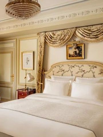 Luxuriöses Zimmer mit kunstvollen Vorhängen und eleganter Bettwäsche