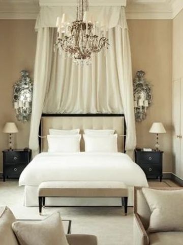 Elegantes Schlafzimmer im Ritz Paris mit Kronleuchter und edler Einrichtung