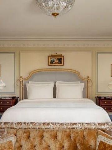 Luxuriöses Schlafzimmer im Ritz Paris mit kunstvollen Details und edlen Möbeln