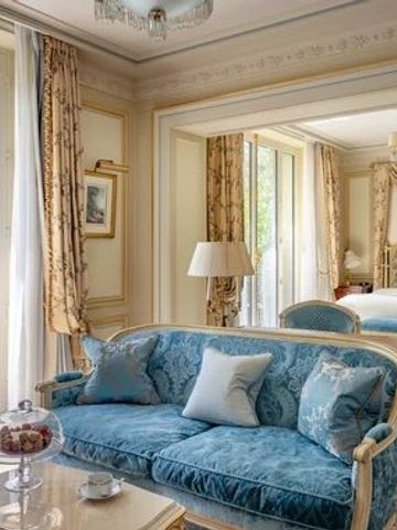 Helles Zimmer mit stilvollem Sofa und Aussicht im Ritz Paris