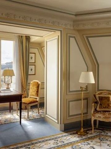 Elegantes Arbeitszimmer im Ritz Paris mit schicker Einrichtung und Ausblick