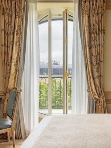 Helles Hotelzimmer mit offenem Balkon und eleganter Einrichtung