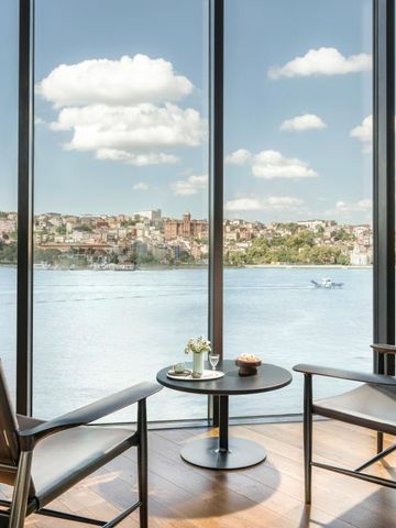 Fensterblick auf den Bosporus mit stilvoll eingerichteter Sitzecke.
