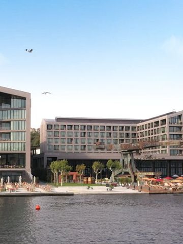 Moderne Architektur des Rixos Tersane Istanbul von der Wasserseite aus.