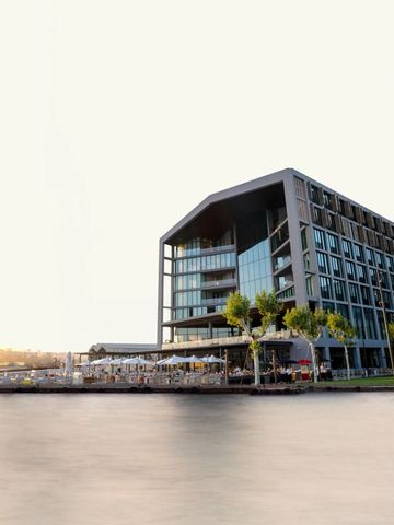 Rixos Tersane Istanbul bei Sonnenuntergang am Wasser gelegen.