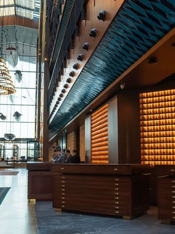 Moderne Hotel-Lobby mit stilvollem Design und hoher Decke