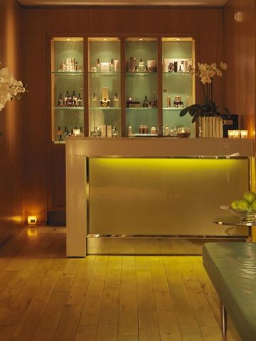 Stilvoll beleuchtetes Spa mit moderner Einrichtung und Orchideen