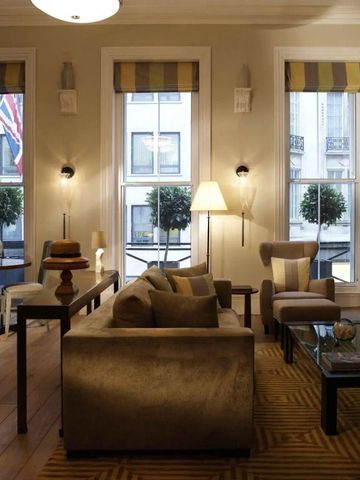 Luxuriöse und helle Lounge mit Stadtblick und edler Einrichtung