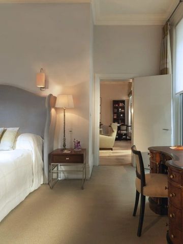 Elegantes Schlafzimmer in neutralen Tönen mit antiken Möbeln