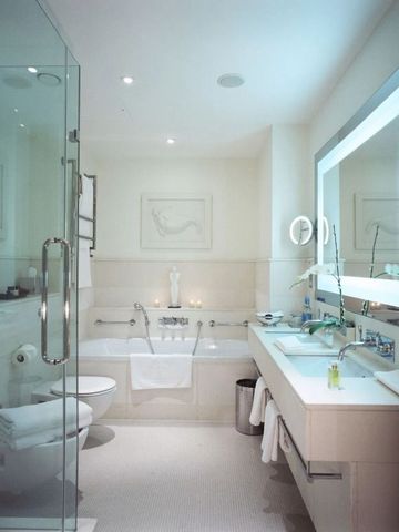 Modernes Badezimmer mit großer Dusche und eleganter Badewanne.