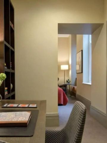 Elegantes Hotelzimmer mit Schreibtisch und Leseecke