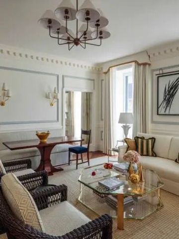 Helles Wohnzimmer mit Designer-Möbeln und Kunstwerken im Rocco Forte House.