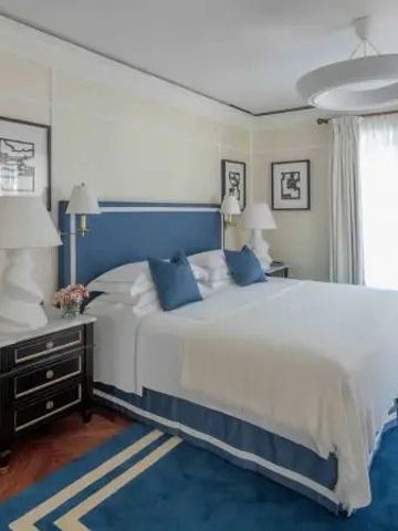 Geräumiges Schlafzimmer mit Kingsize-Bett und blauen Akzenten im Rocco Forte House.