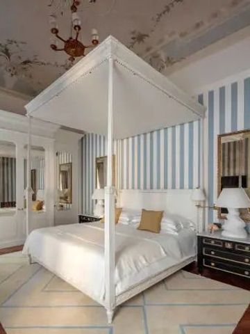 Luxuriöses Schlafzimmer mit Himmelbett und feinen Details im Rocco Forte House.