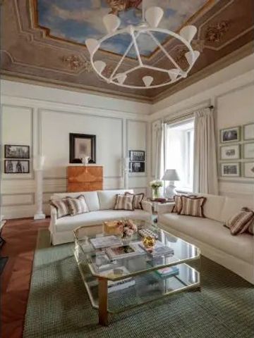 Opulentes Wohnzimmer mit kunstvoller Decke und eleganter Einrichtung im Rocco Forte House.