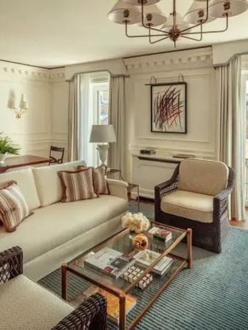 Luxuriöser Wohnbereich mit Sofa und französischen Fenstern