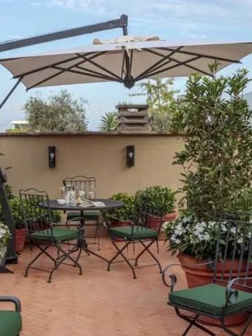 Dachterrasse mit Pflanzen und gemütlichen Sitzgelegenheiten