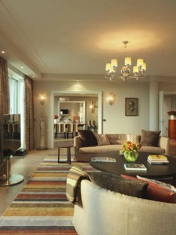 Luxuriöser Wohnbereich einer Hotelsuite mit stilvoller Einrichtung.