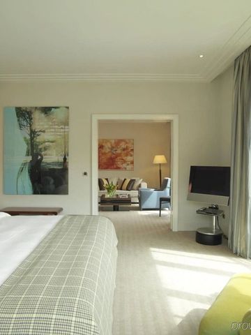 Modernes Schlafzimmer in einer Suite mit Tageslicht und stilvollen Akzenten.