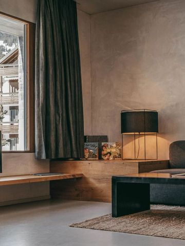 Elegantes Wohnzimmer mit großem Fenster, TV und stilvollen Möbeln im modernen Design