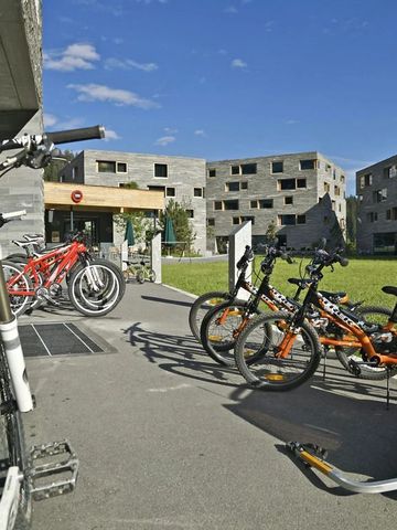 Außenbereich des Rocksresort mit geparkten Fahrrädern und moderner Architektur