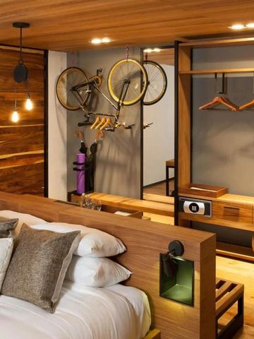 Hotelzimmer mit Holzdekor und stylischem Fahrrad