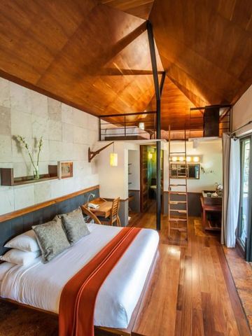 Loftartiges Zimmer mit Holzboden und Schlafempore