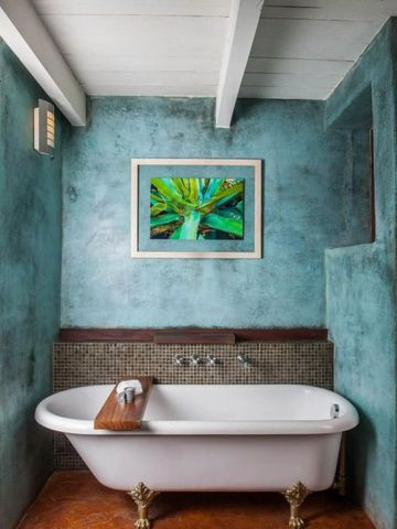 Freistehende Badewanne in einem stilvollen Badezimmer