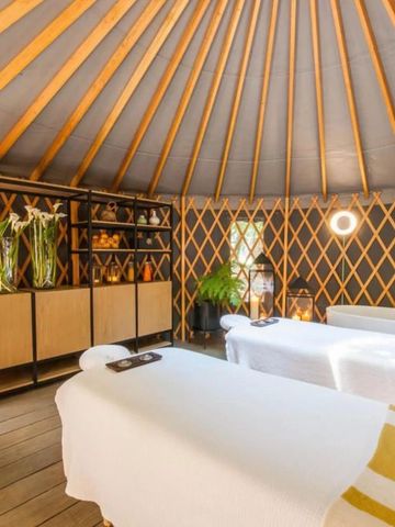 Heller Spa-Raum mit zwei Massagebetten in einem luxuriösen Zeltambiente