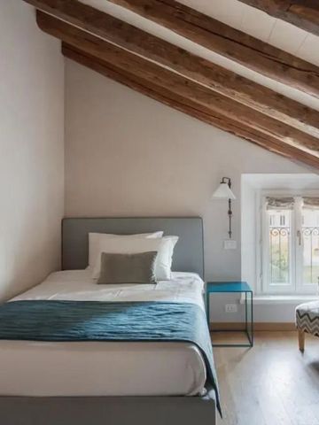 Einzelzimmer mit Holzdecke und moderner Einrichtung