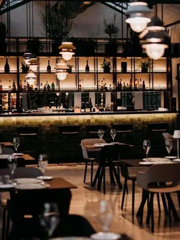 Stilvoll eingerichtetes Restaurant mit Holz- und Metallelementen im Relais Roncolo 1888