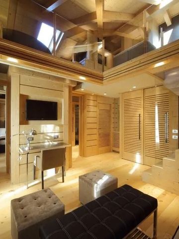 Luxuriöses Zimmer mit Holzvertäfelung und stilvollen Möbeln