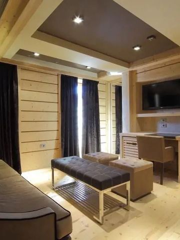 Komfortable Suite mit modernem Interieur und dunklen Vorhängen