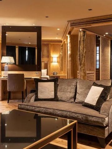 Elegante Suite mit stilvollem Interieur und komfortablem Sitzbereich.