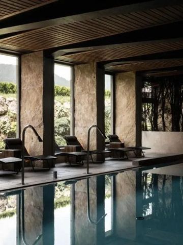 Luxuriöser Innenpool mit Liegestühlen