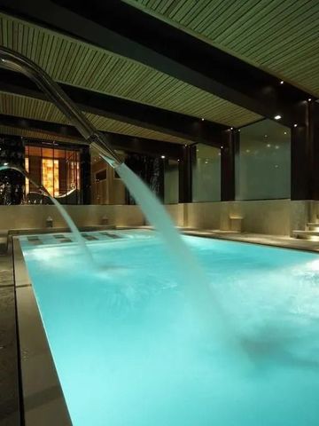 Beleuchteter Innenpool mit Wasserstrahlen