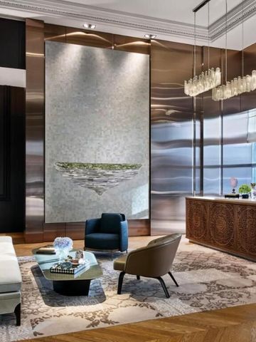 Elegante Hotellobby mit stilvoller Kunst und modernen Möbeln im Rosewood Bangkok
