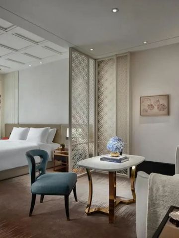 Elegantes Schlafzimmer mit hochwertigen Möbeln und stilvollem Dekor im Rosewood Bangkok