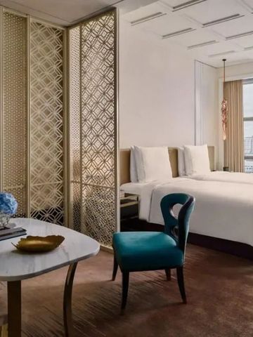 Elegantes Hotelzimmer mit Stadtblick und modernen Möbeln